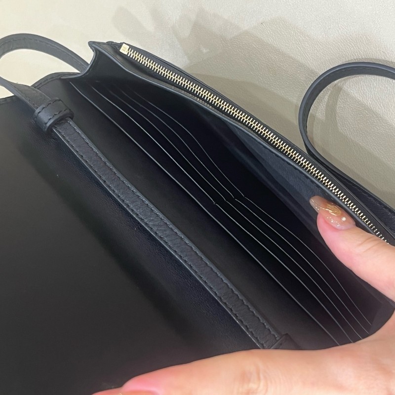 Gucci古馳黑色全皮壓花woc斜背包-14