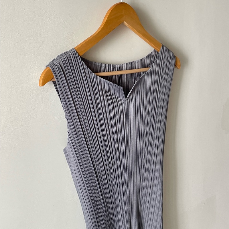 ▪️富貴選物FUGUEI▪️三宅一生PP 灰色俐落剪裁V字領口長洋裝-1