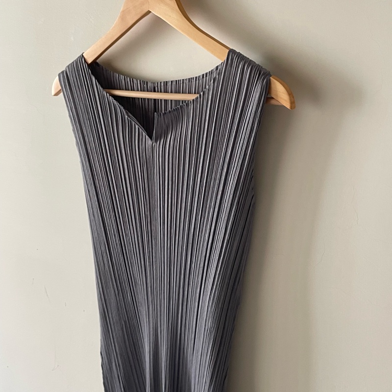 ▪️富貴選物FUGUEI▪️三宅一生PP 灰色俐落剪裁V字領口長洋裝-2