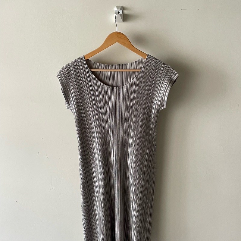 ▪️富貴選物FUGUEI▪️ 三宅一生PP 光澤白銀 緞面包袖洋裝-1