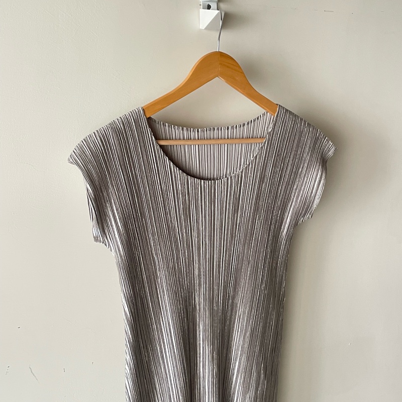 ▪️富貴選物FUGUEI▪️ 三宅一生PP 光澤白銀 緞面包袖洋裝-2