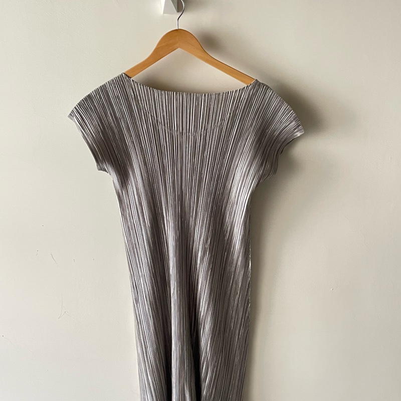 ▪️富貴選物FUGUEI▪️ 三宅一生PP 光澤白銀 緞面包袖洋裝-5