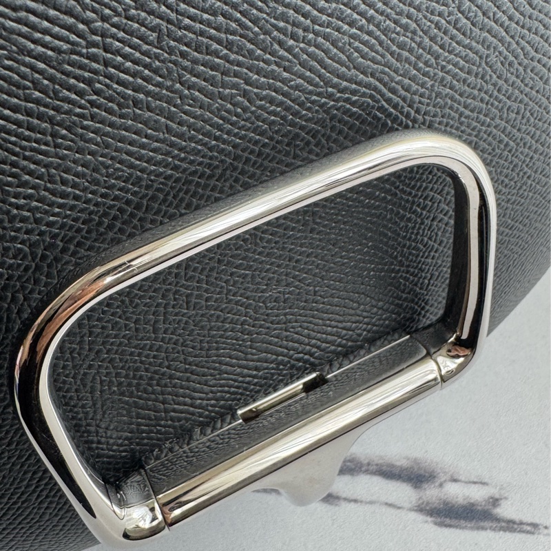 Hermes黑色銀釦Della屁股包-16