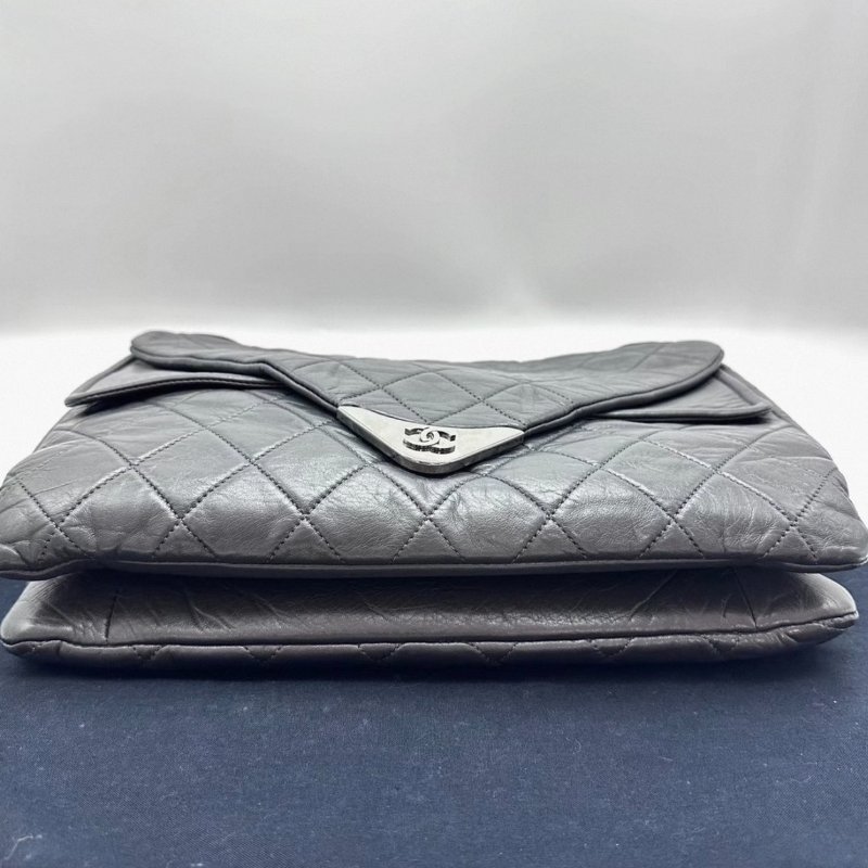 CHANEL 灰色銀扣翻蓋信封腋下包34*24*6 98新配件塵袋-3