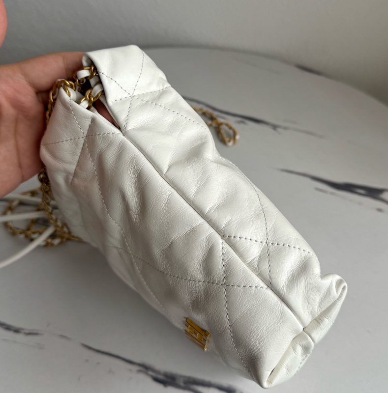 Chanel白色金字樣mini22bag-4