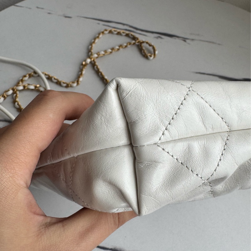 Chanel白色金字樣mini22bag-6