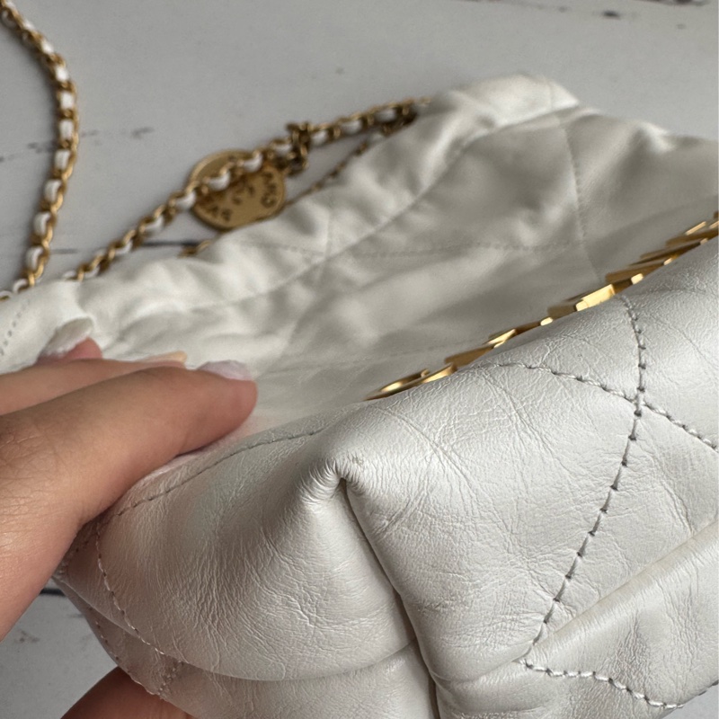 Chanel白色金字樣mini22bag-8