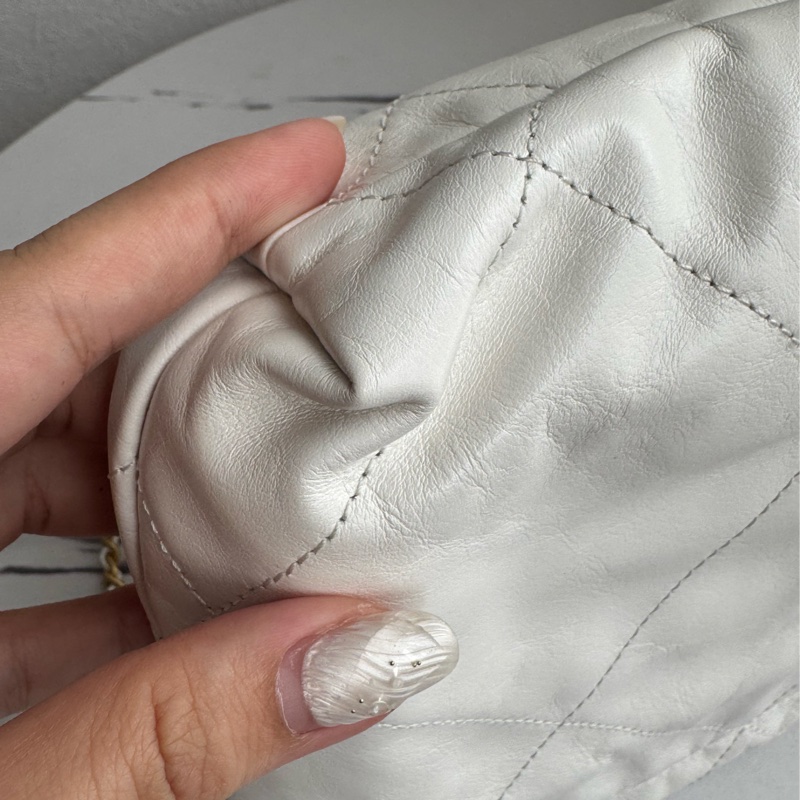 Chanel白色金字樣mini22bag-9