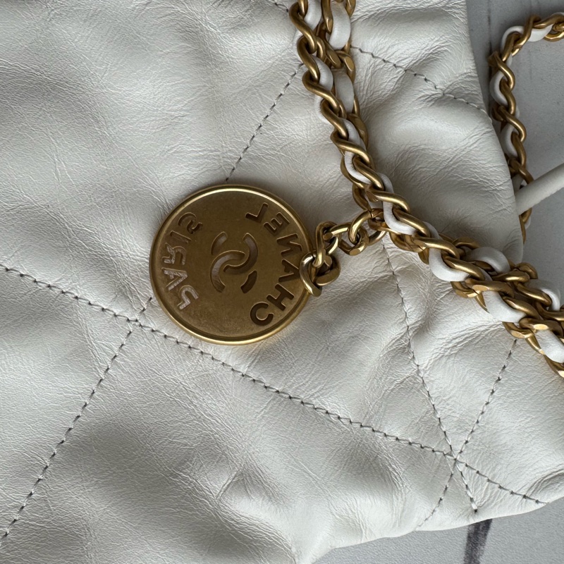 Chanel白色金字樣mini22bag-13