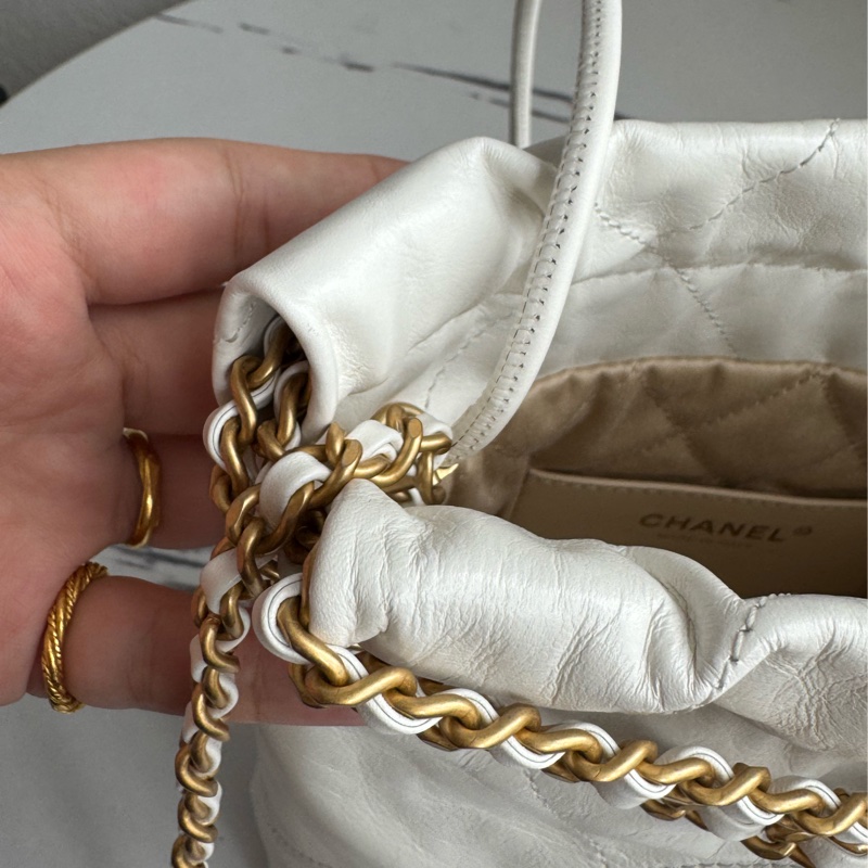 Chanel白色金字樣mini22bag-16