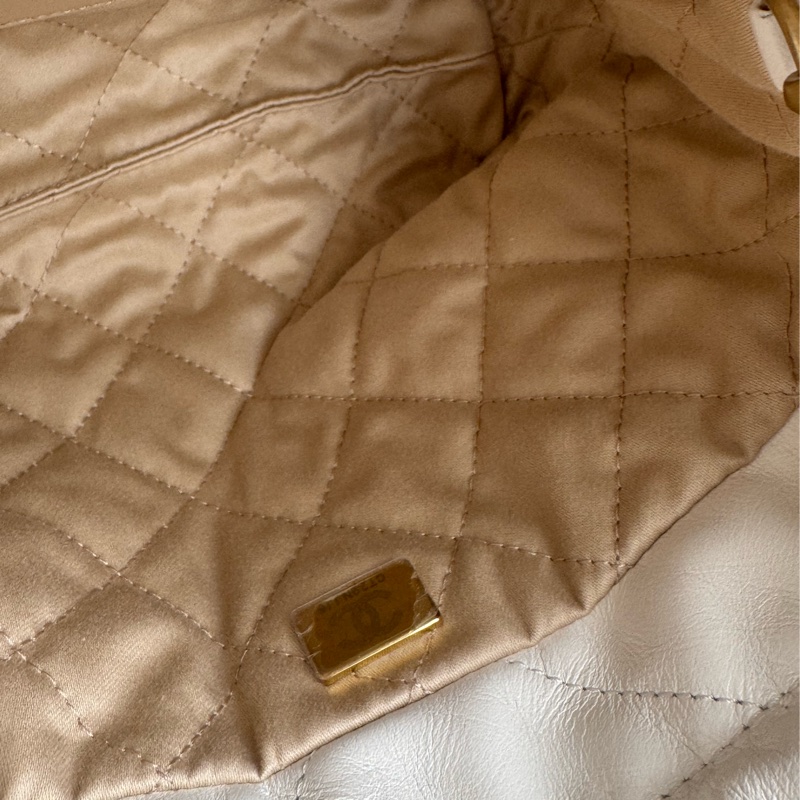 Chanel白色金字樣mini22bag-19