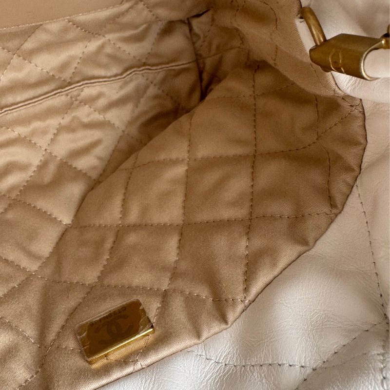 Chanel白色金字樣mini22bag-21