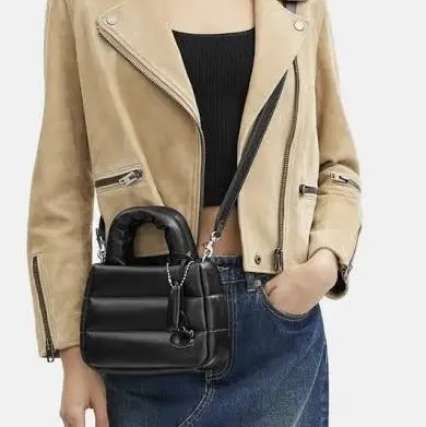 全新 Coach Pillow mini 手提包 黑色-3