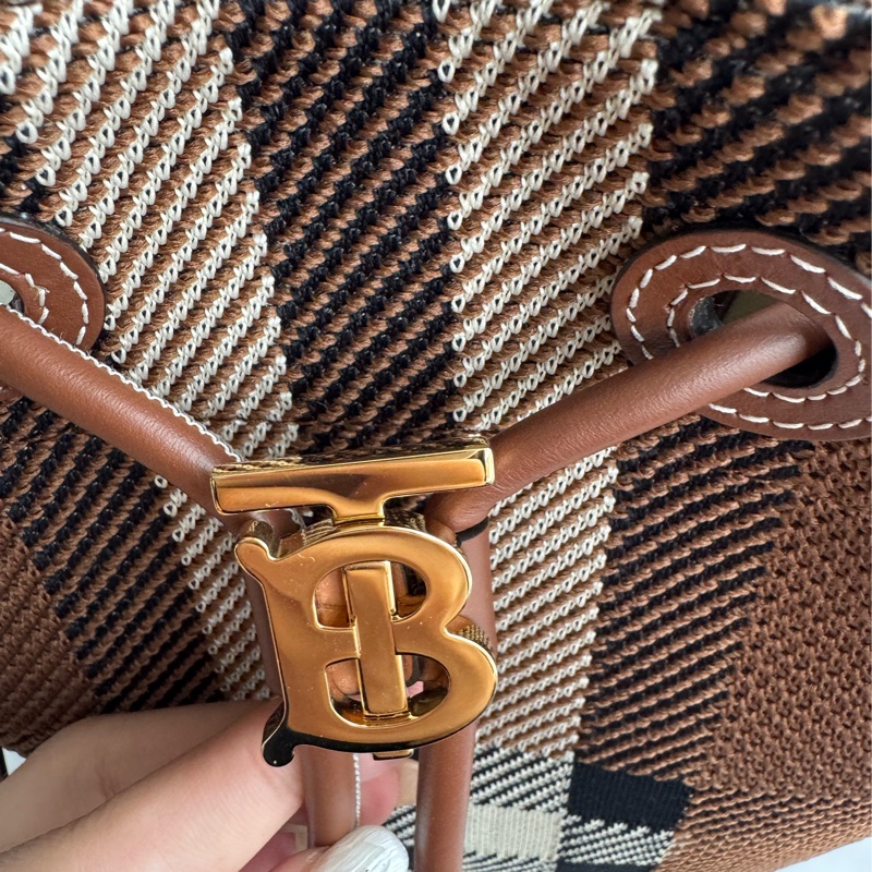 Burberry 棕色針織格紋手提兩用水桶包-13