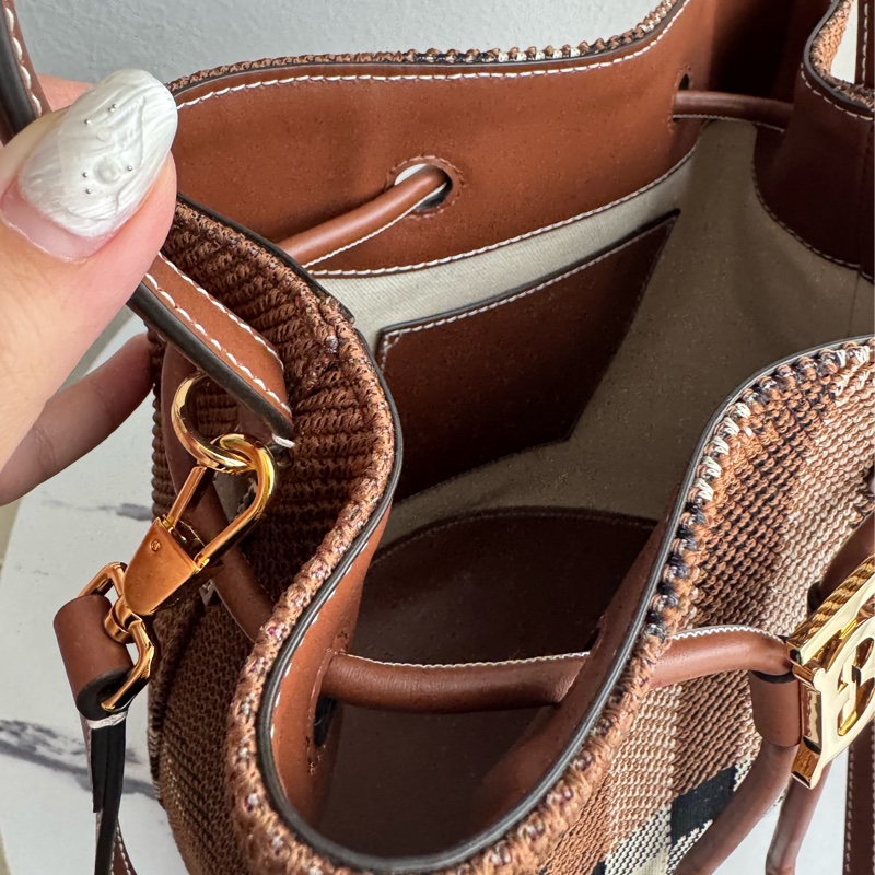 Burberry 棕色針織格紋手提兩用水桶包-18