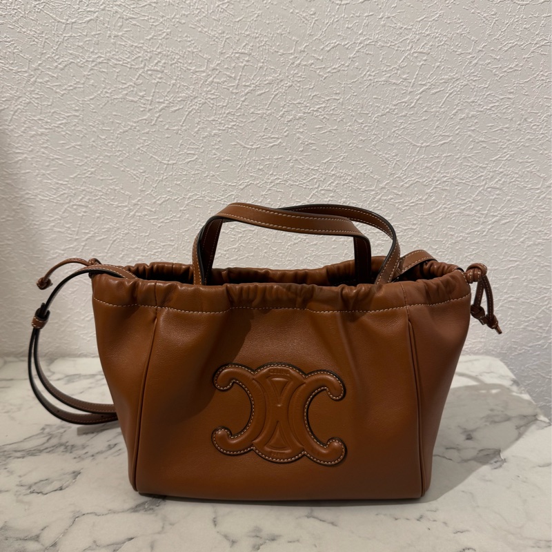 Celine焦糖皮革浮雕經典logo手提兩用包 闆娘超愛😻-0