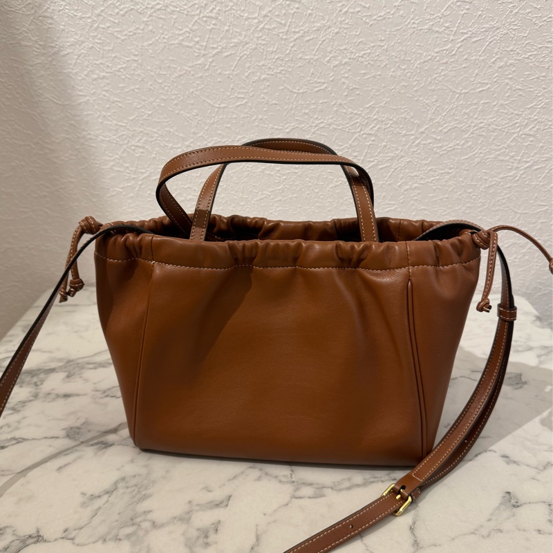 Celine焦糖皮革浮雕經典logo手提兩用包 闆娘超愛😻-1