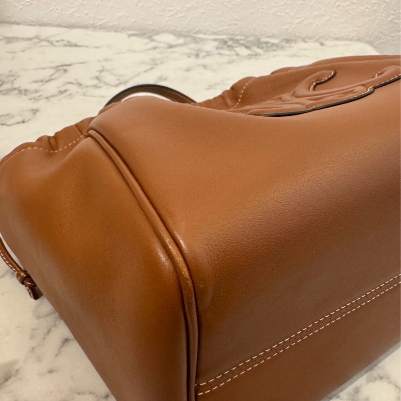 Celine焦糖皮革浮雕經典logo手提兩用包 闆娘超愛😻-5