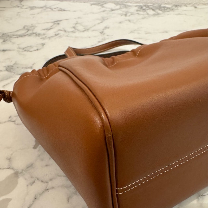 Celine焦糖皮革浮雕經典logo手提兩用包 闆娘超愛😻-8