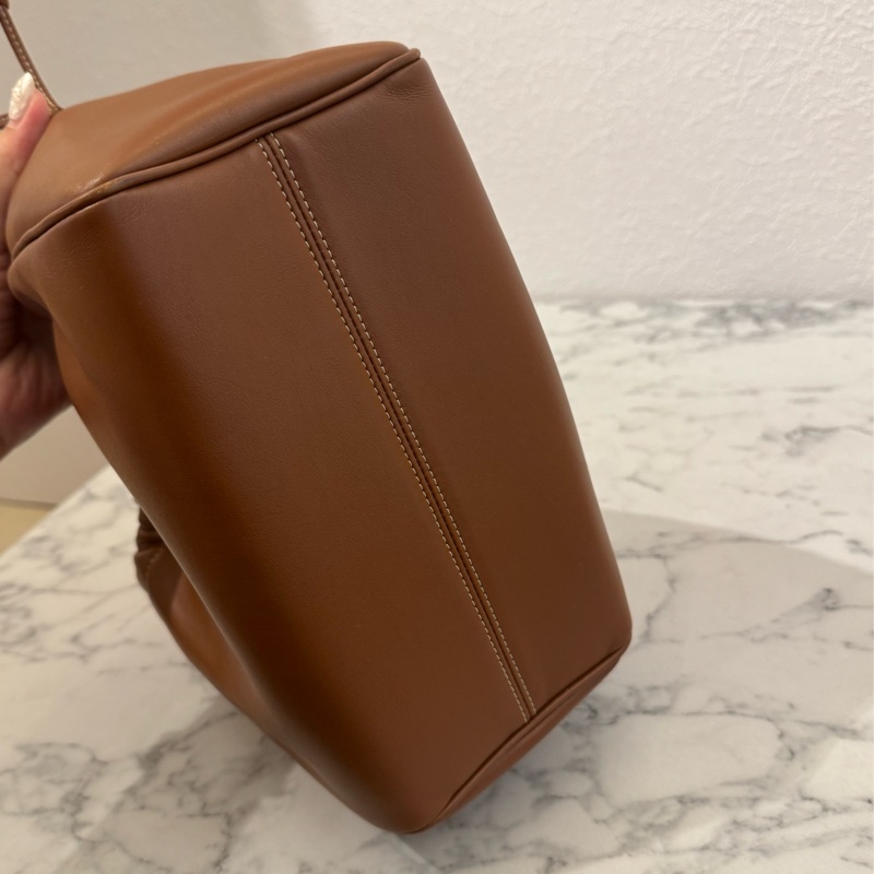 Celine焦糖皮革浮雕經典logo手提兩用包 闆娘超愛😻-9