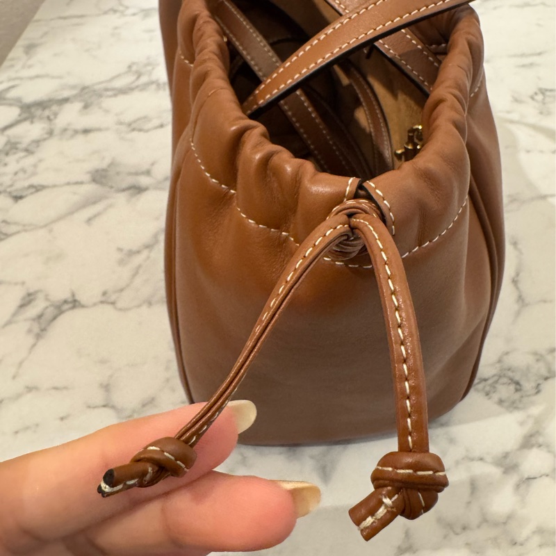 Celine焦糖皮革浮雕經典logo手提兩用包 闆娘超愛😻-10