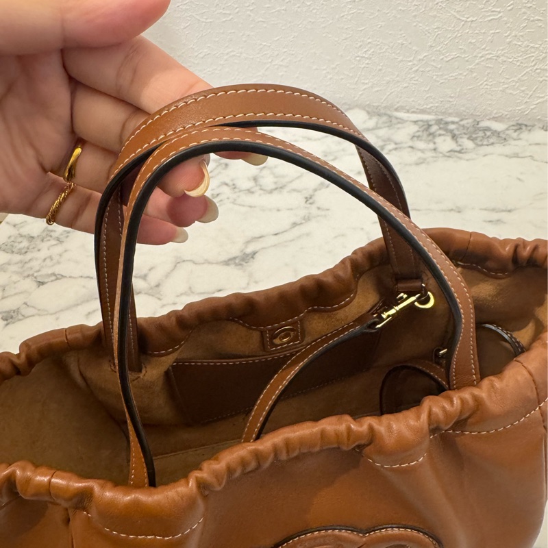Celine焦糖皮革浮雕經典logo手提兩用包 闆娘超愛😻-12