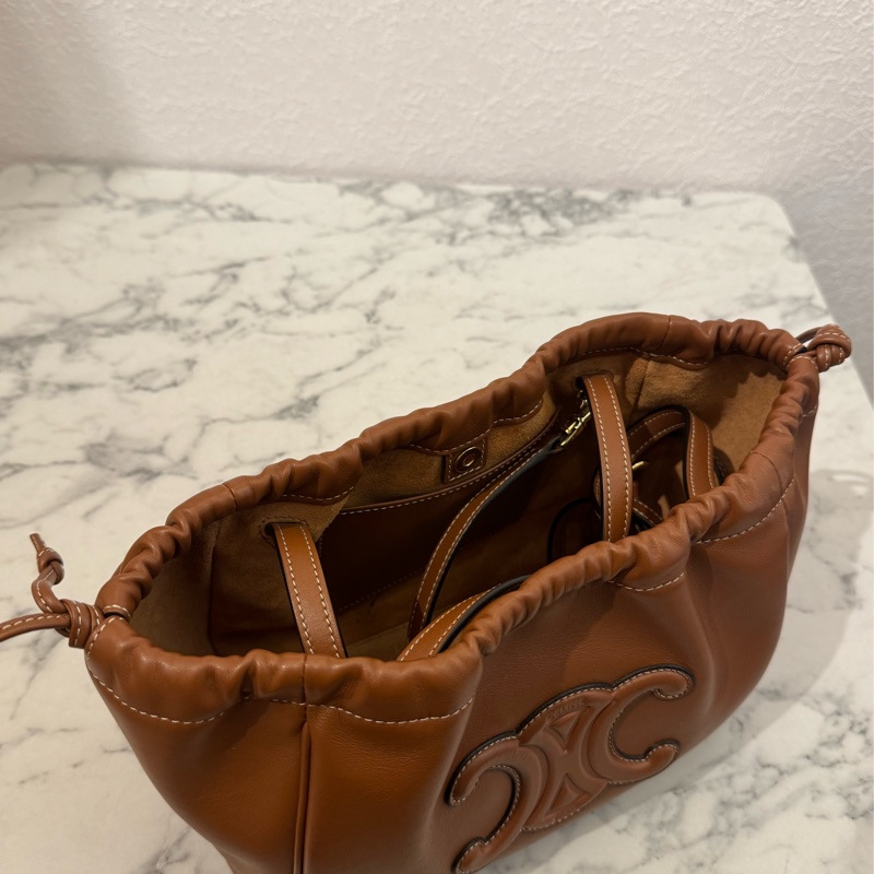 Celine焦糖皮革浮雕經典logo手提兩用包 闆娘超愛😻-13