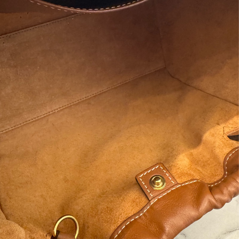 Celine焦糖皮革浮雕經典logo手提兩用包 闆娘超愛😻-16