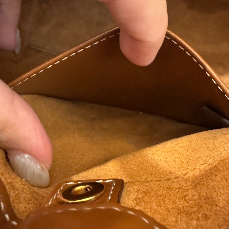 Celine焦糖皮革浮雕經典logo手提兩用包 闆娘超愛😻-26