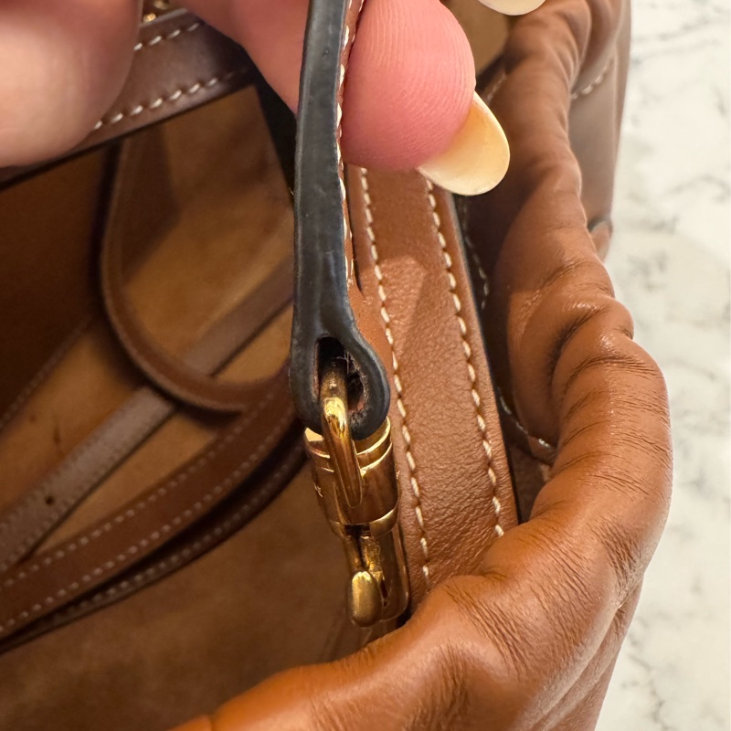 Celine焦糖皮革浮雕經典logo手提兩用包 闆娘超愛😻-30