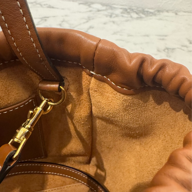 Celine焦糖皮革浮雕經典logo手提兩用包 闆娘超愛😻-34