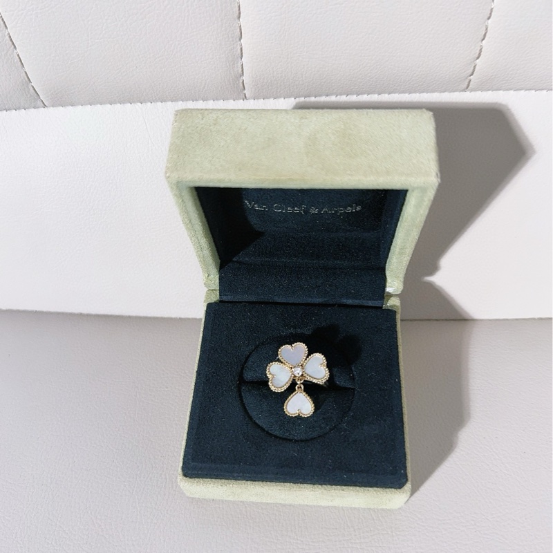 Vca梵克雅宝 Sweet Hearts系列 18K金白贝母爱心四叶草戒指-1