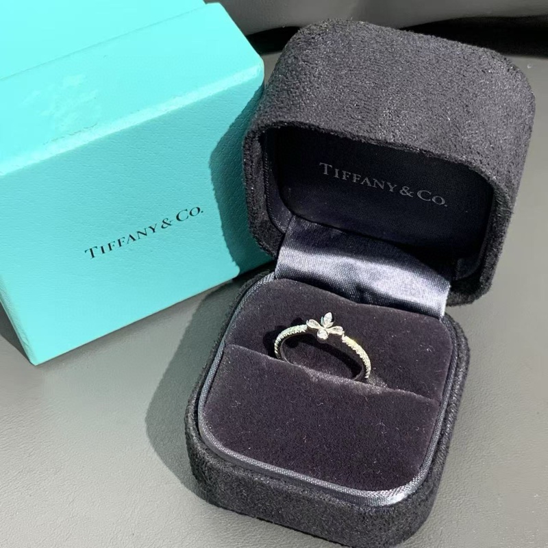 Tiffany蒂芙尼 Fleur de Lis系列 铂金排钻四叶草戒指-0