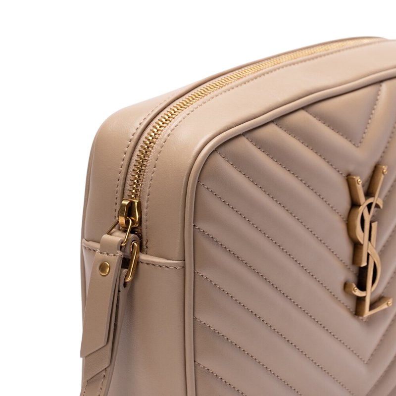 【YSL】SAINT LAURENT Lou Camera V紋 絎縫皮革 金釦 相機袋 肩背包 斜背包 深米色 761554-2