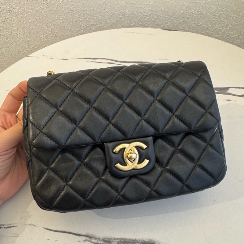 Chanel黑菱格金雙C coco愛心鏈口蓋包-1