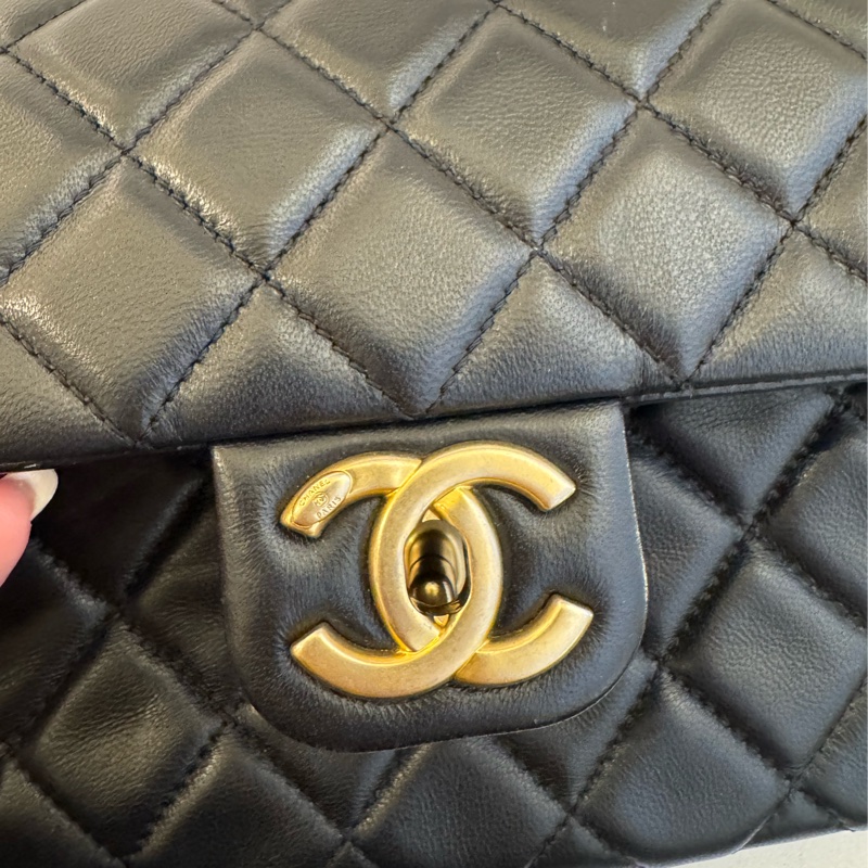 Chanel黑菱格金雙C coco愛心鏈口蓋包-16