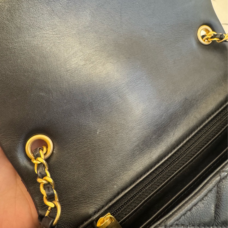 Chanel黑菱格金雙C coco愛心鏈口蓋包-43