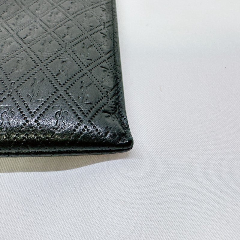 YSL 滿版Logo牛皮壓紋手拿包-10