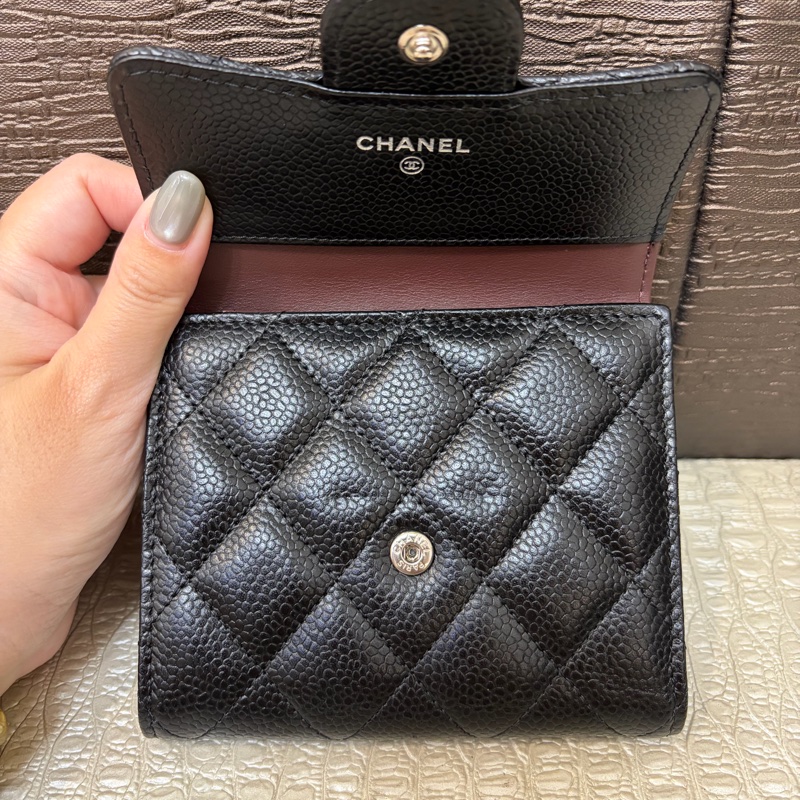 Chanel 黑荔枝牛皮銀釦6卡三折短夾-5
