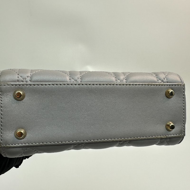 Dior Lady Mini - Cannage 羊皮珍珠灰手提包，配銀色五金配件和可調式肩帶。-4