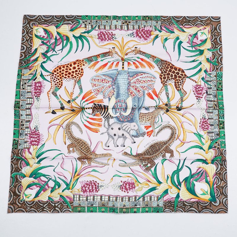 【閒置品♥️有盒子】Hermès 愛馬仕 La Marche du Zambeze 贊比西河的慶典 淡粉色 大方絲巾 90cm-0