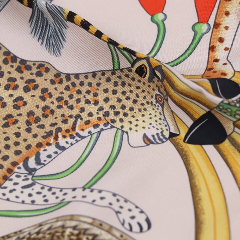 【閒置品♥️有盒子】Hermès 愛馬仕 La Marche du Zambeze 贊比西河的慶典 淡粉色 大方絲巾 90cm-3