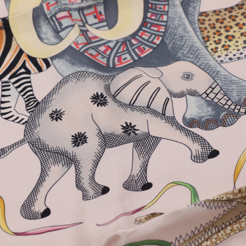【閒置品♥️有盒子】Hermès 愛馬仕 La Marche du Zambeze 贊比西河的慶典 淡粉色 大方絲巾 90cm-9