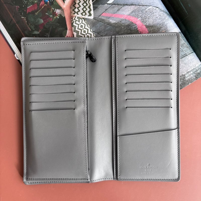 ::LOUIS VUITTON:: LV M81335 Brazza Shadow 淺灰皮革壓紋對開長夾-2