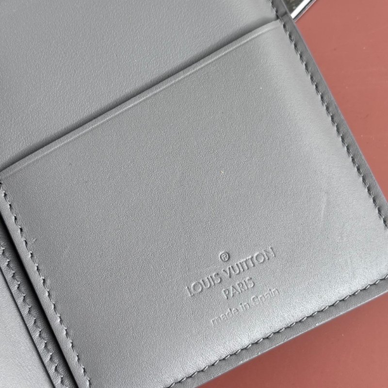 ::LOUIS VUITTON:: LV M81335 Brazza Shadow 淺灰皮革壓紋對開長夾-3