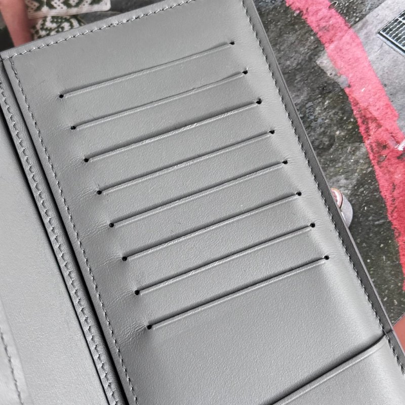 ::LOUIS VUITTON:: LV M81335 Brazza Shadow 淺灰皮革壓紋對開長夾-4