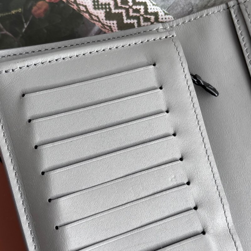 ::LOUIS VUITTON:: LV M81335 Brazza Shadow 淺灰皮革壓紋對開長夾-5