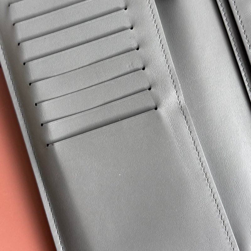 ::LOUIS VUITTON:: LV M81335 Brazza Shadow 淺灰皮革壓紋對開長夾-6