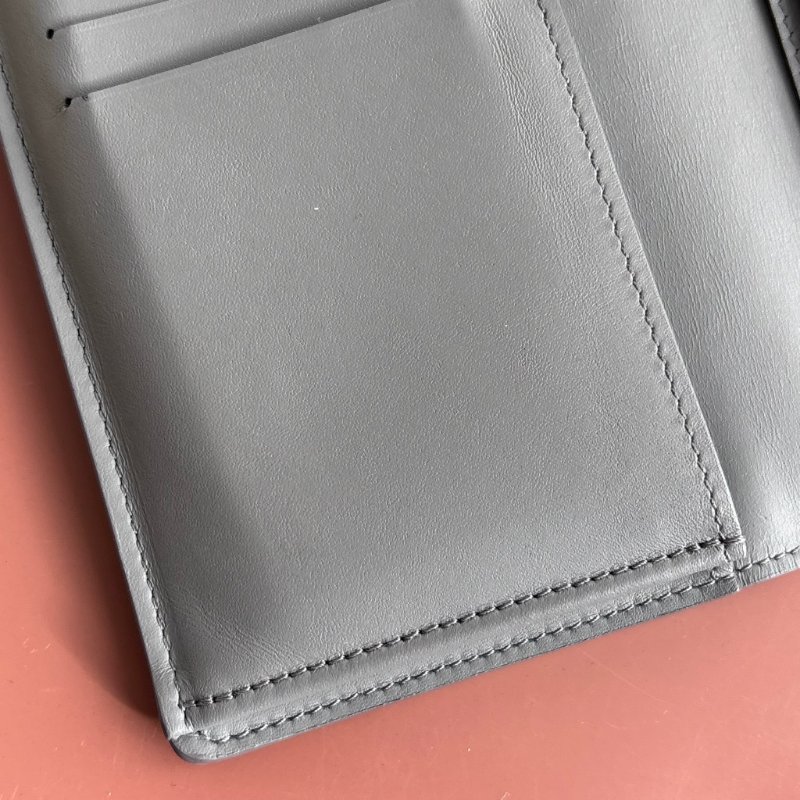 ::LOUIS VUITTON:: LV M81335 Brazza Shadow 淺灰皮革壓紋對開長夾-7