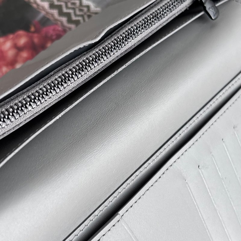 ::LOUIS VUITTON:: LV M81335 Brazza Shadow 淺灰皮革壓紋對開長夾-11